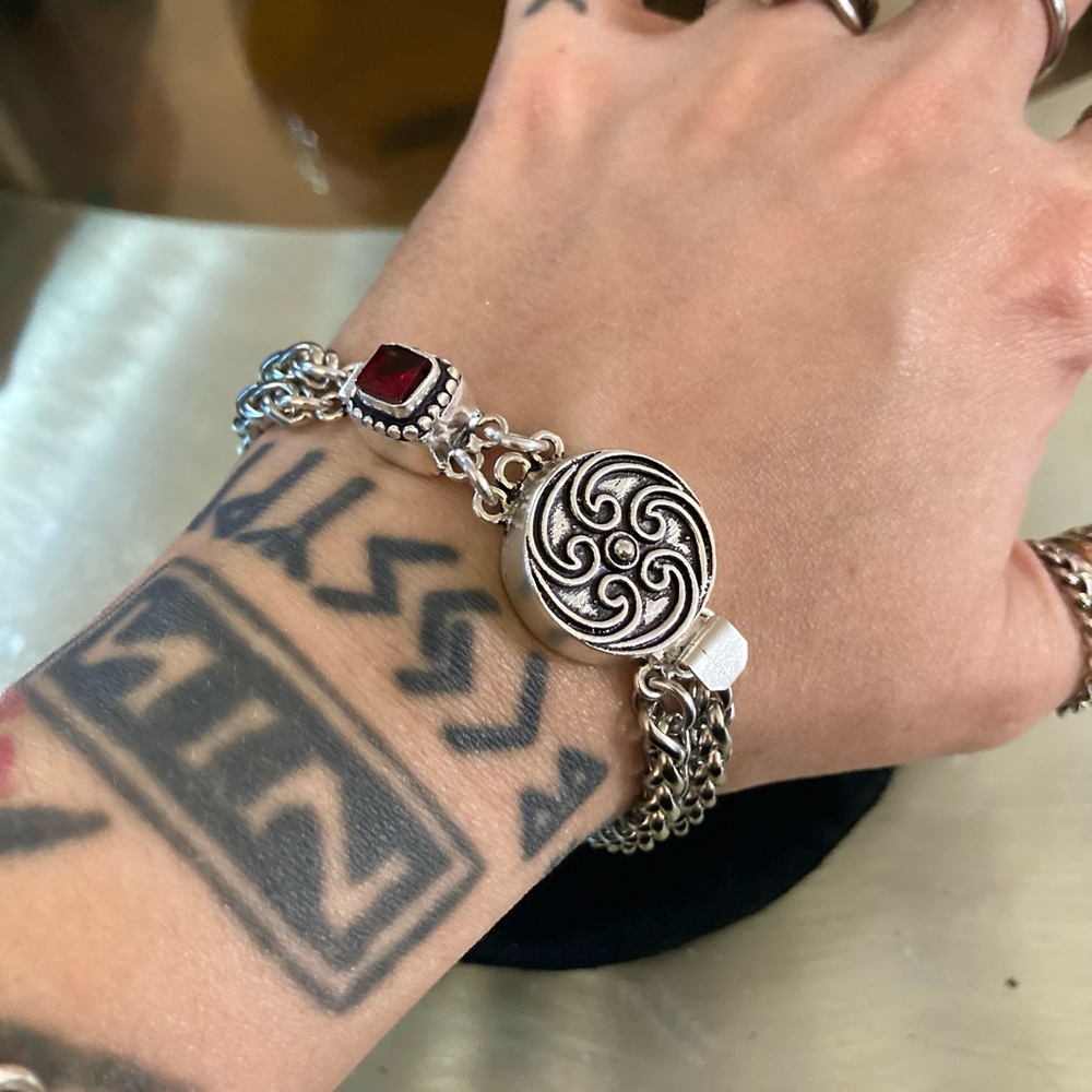 Handmade garnet & silver Celtic clasp design charm on wheat chain bracelet - Picture 6 of 10